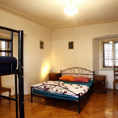 Residence Muzica Bed And Breakfast Komen Bagian luar foto