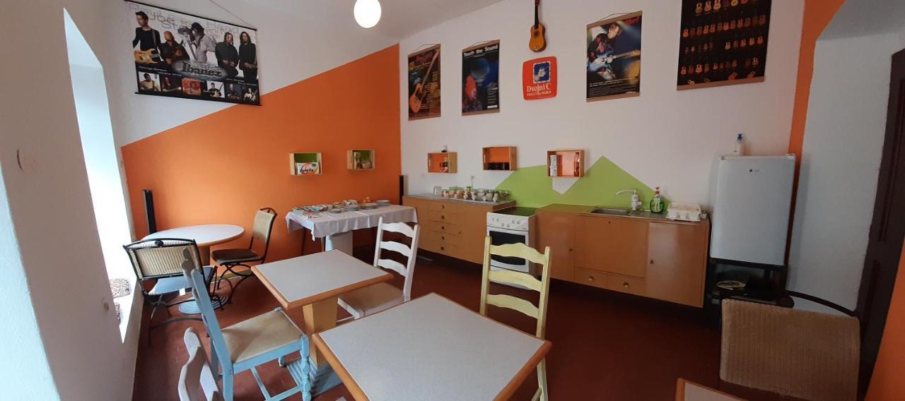 Residence Muzica Bed And Breakfast Komen Bagian luar foto