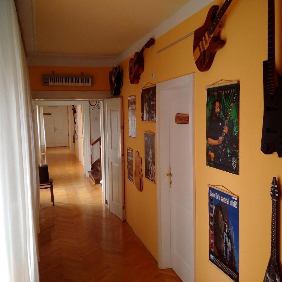 Residence Muzica Bed And Breakfast Komen Bagian luar foto