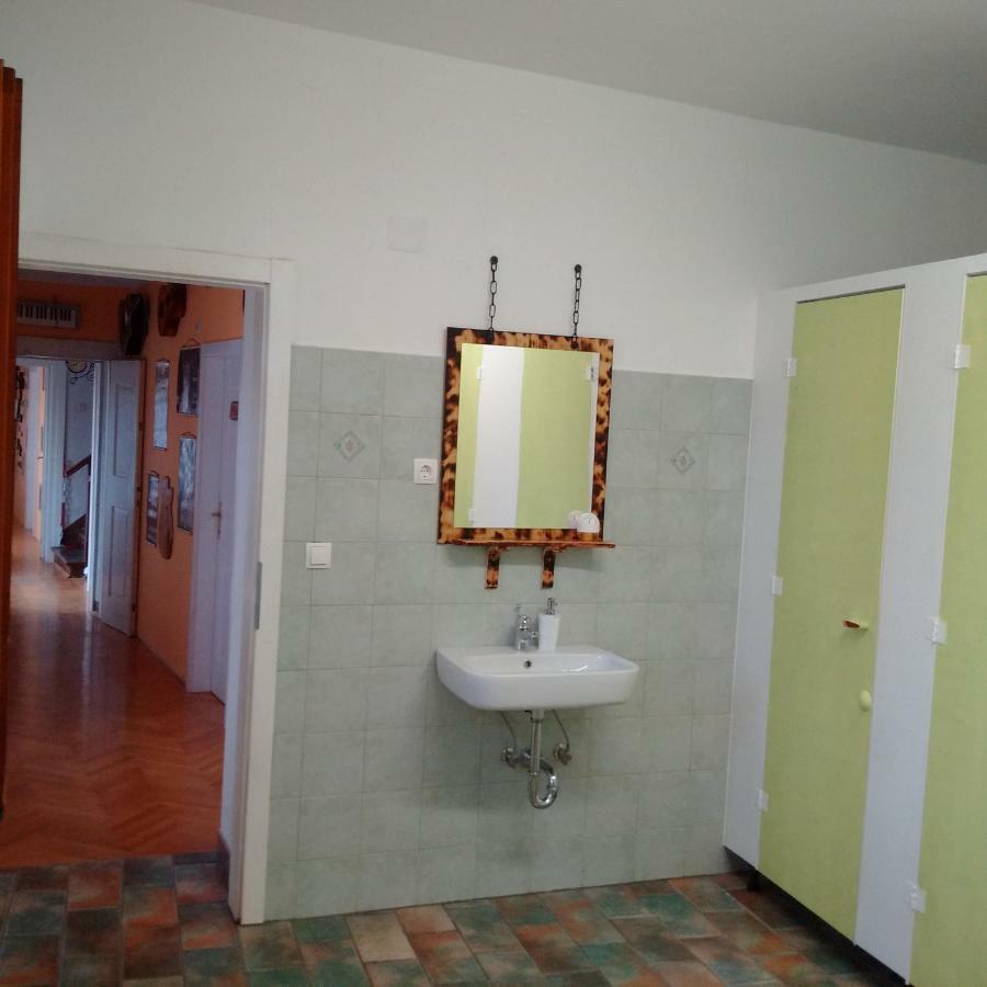 Residence Muzica Bed And Breakfast Komen Bagian luar foto